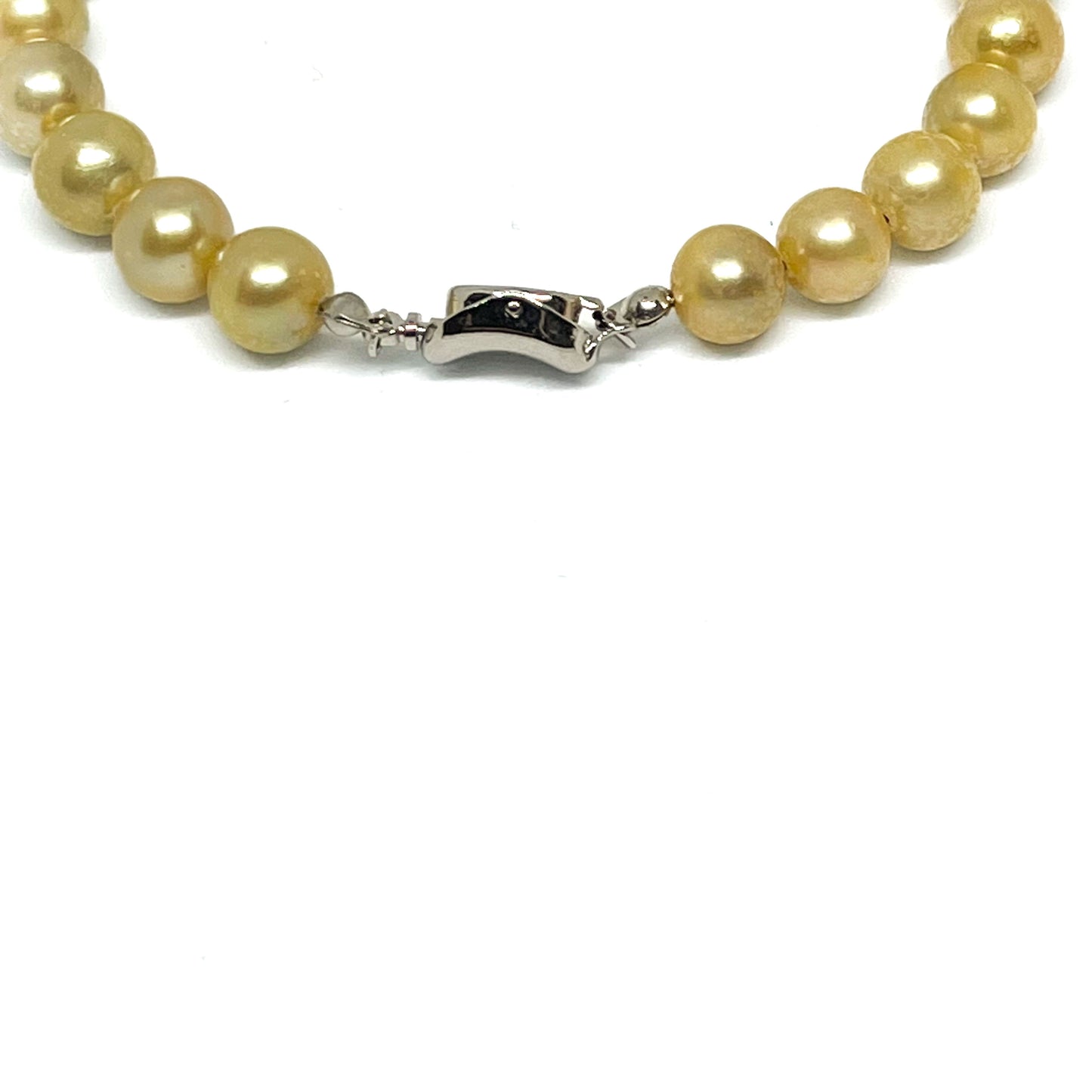 Close up of a silver clasp on a 9mm AAA Quality Freshwater Cultured Pearl Bracelet in Gold.