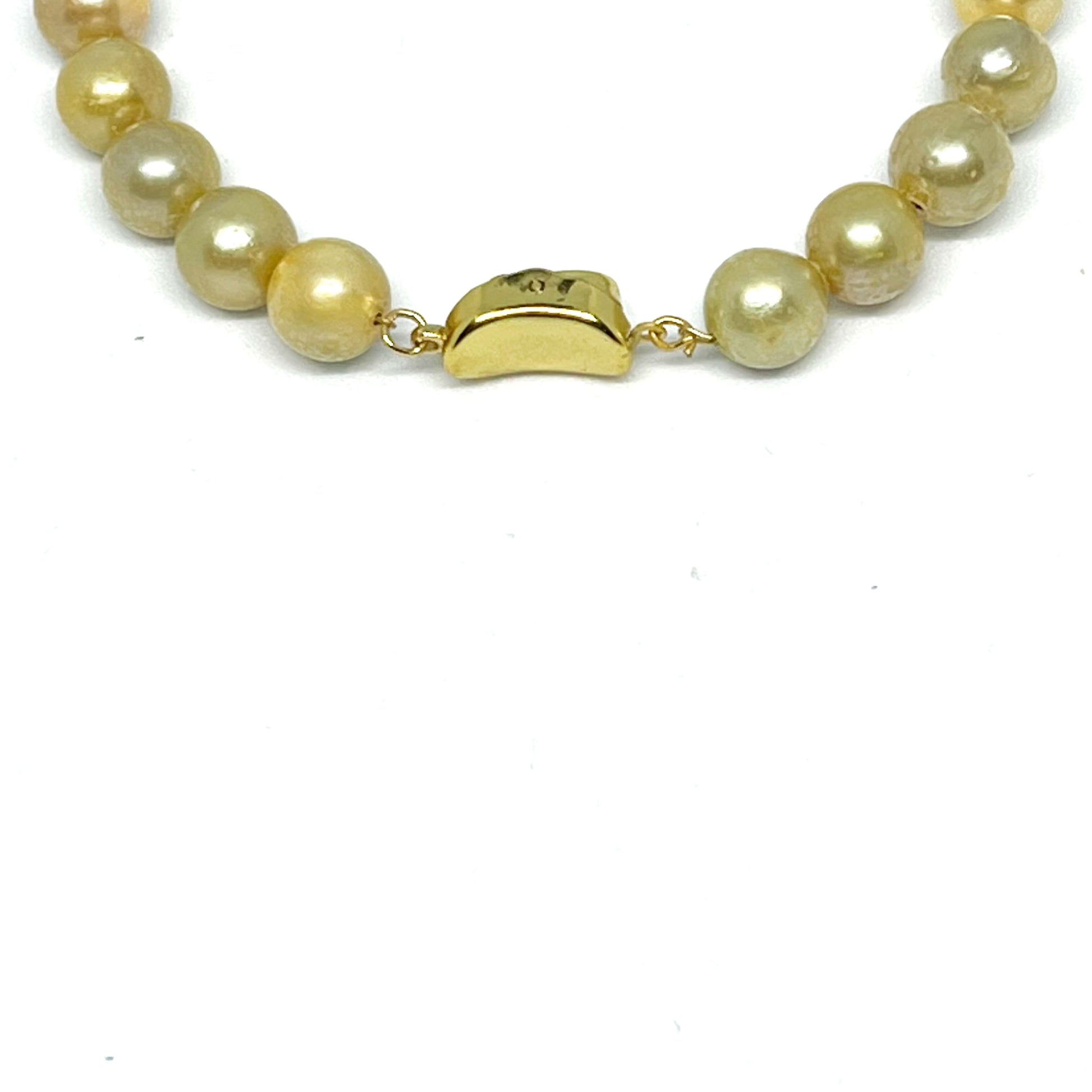 Close up of a 9mm AAA Quality Freshwater Cultured Pearl Bracelet in Gold with a gold clasp.